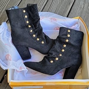 NEW Bella Vita Black Super Suede Gillian gold button boots 7